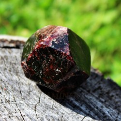 Gran&aacute;t - almandin krystal