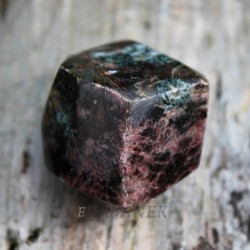 Gran&aacute;t - almandin krystal