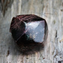 Granát - almandin krystal