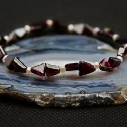 N&aacute;ramek z gran&aacute;tu s perlami