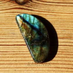 Labradorit- ov&aacute;lek ( &scaron;perkov&aacute; kvalita)