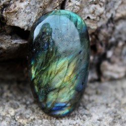 Labradorit- ov&aacute;lek ( &scaron;perkov&aacute; kvalita)