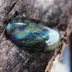 Labradorit- ov&aacute;lek ( &scaron;perkov&aacute; kvalita)