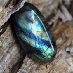 Labradorit- ov&aacute;lek ( &scaron;perkov&aacute; kvalita)