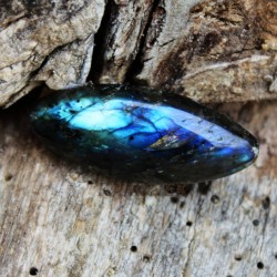 Labradorit- ov&aacute;lek ( &scaron;perkov&aacute; kvalita)